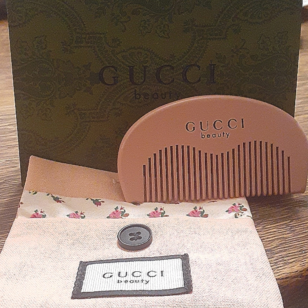 NWOT GUCCI COMB and POUCH!